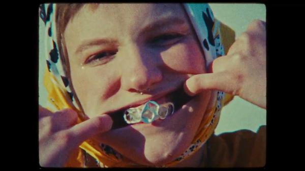 YouTube-Still aus GRILLZ als Quelle für den Instagram-Slide; Verwendung am 28.8.2026 von Little Mila telefonisch freigegeben. Foto: Videostill aus GRILLZ – Regie/Edit: Dominik Galleya; Verwendung von Little Mila freigegeben.